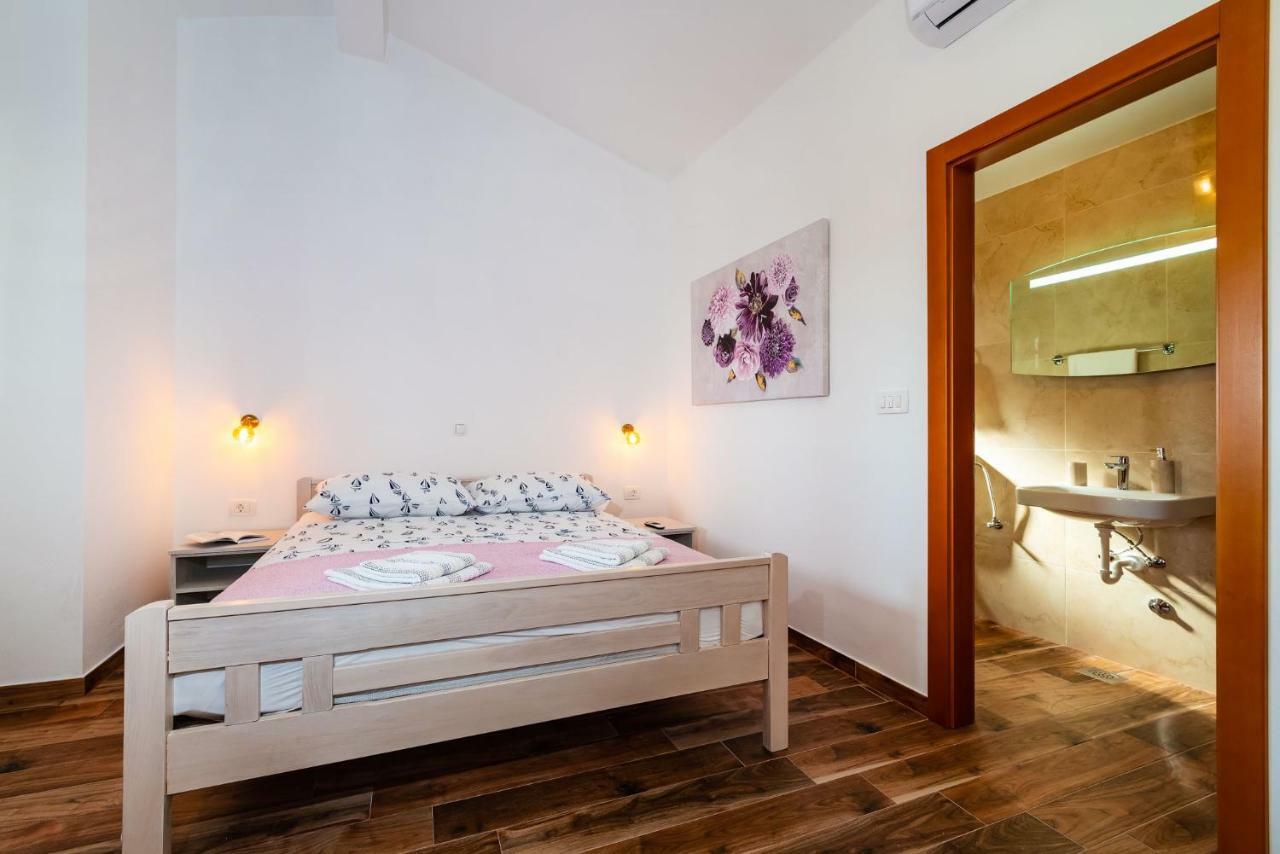 Apartment Adam Starigrad Paklenica Exterior photo